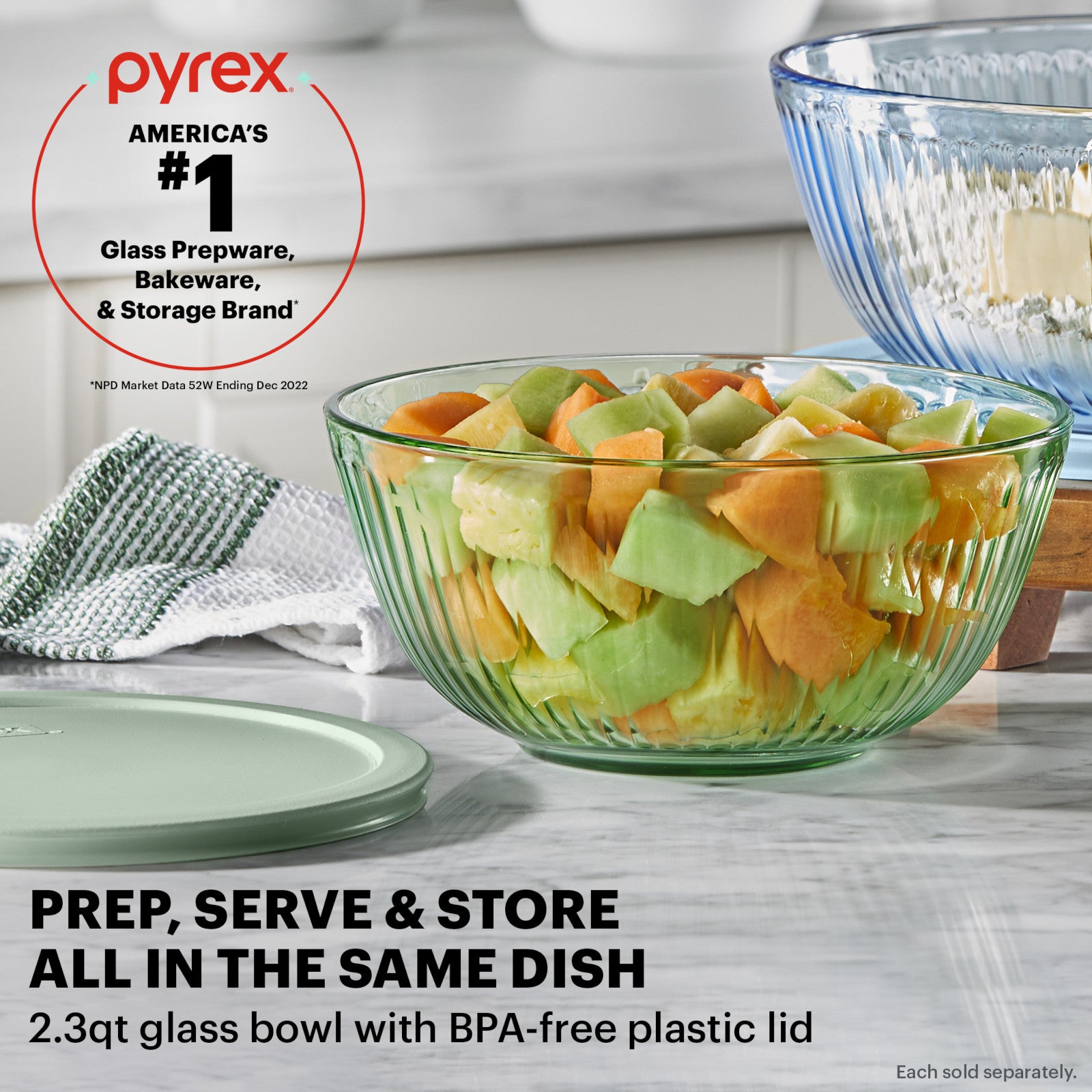Pyrex Colors Sculpted Tinted 2.3 quart Mixing Bowl with Lid Green